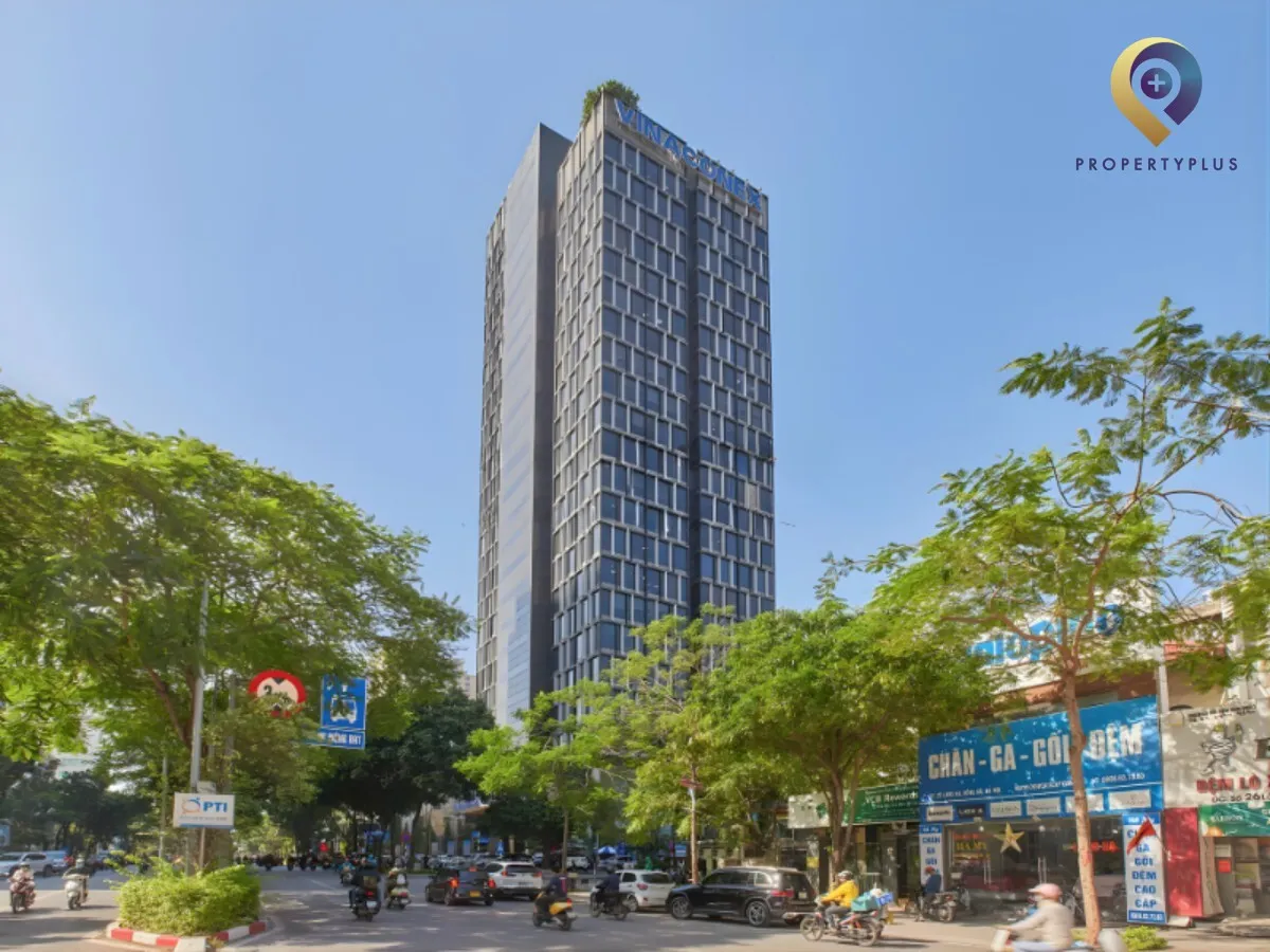 Toàn cảnh Vinaconex Tower nhìn từ góc phố đông đúc.